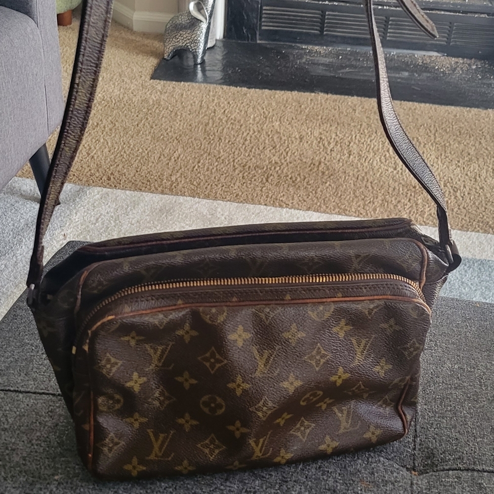 Authentic Louis Vuitton Nile Crossbody Bag D2896